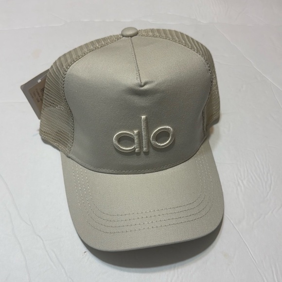Alo Yoga hat - Picture 3 of 6